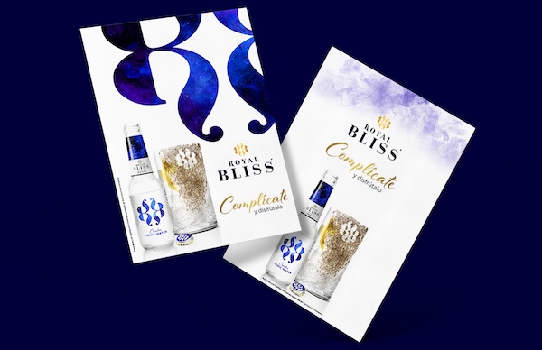 Cristina Lain Dos carteles promocionales del agua tónica "Royal Bliss" muestran una imagen de marca impecable. Cada uno muestra un vaso con hielo y una botella de agua tónica, sobre un fondo de diseños azules en espiral. El texto dice con elegancia "Complicado y delicioso". Branding Fotografía Mentorias