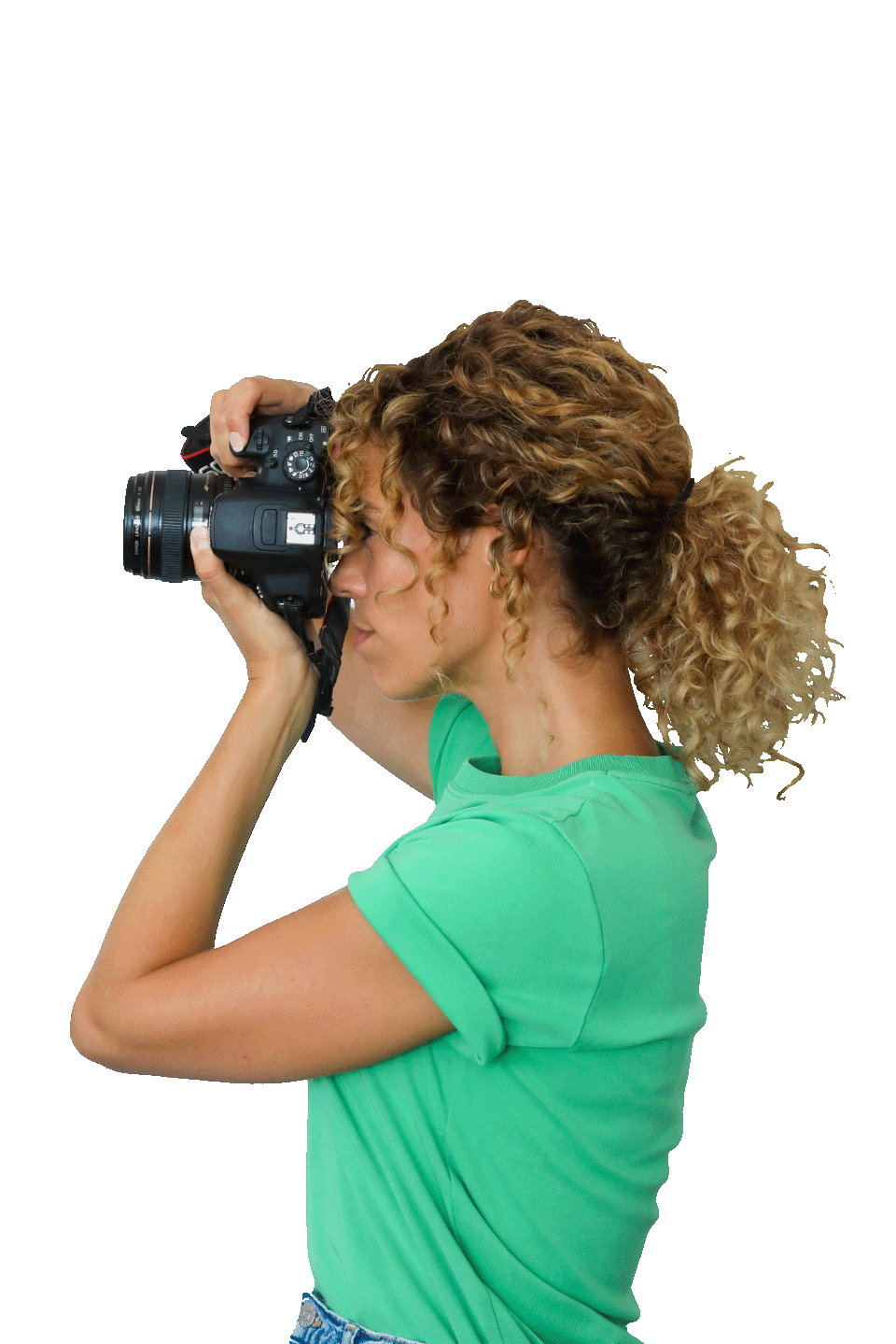 Cristina Lain Una persona de pelo rizado que viste una camisa verde sostiene una cámara frente a su ojo y captura una fotografía sobre un fondo granate, encarnando la esencia profesional de un "fotógrafo en Alicante". Branding Fotografía Mentorias