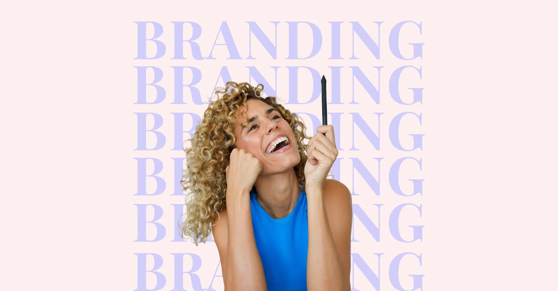 Cristina Lain Una persona de pelo rizado sonríe mientras sostiene un bolígrafo y lleva una camiseta azul. En el fondo, se repite la palabra "BRANDING" en letras grandes. Branding Fotografía Mentorias
