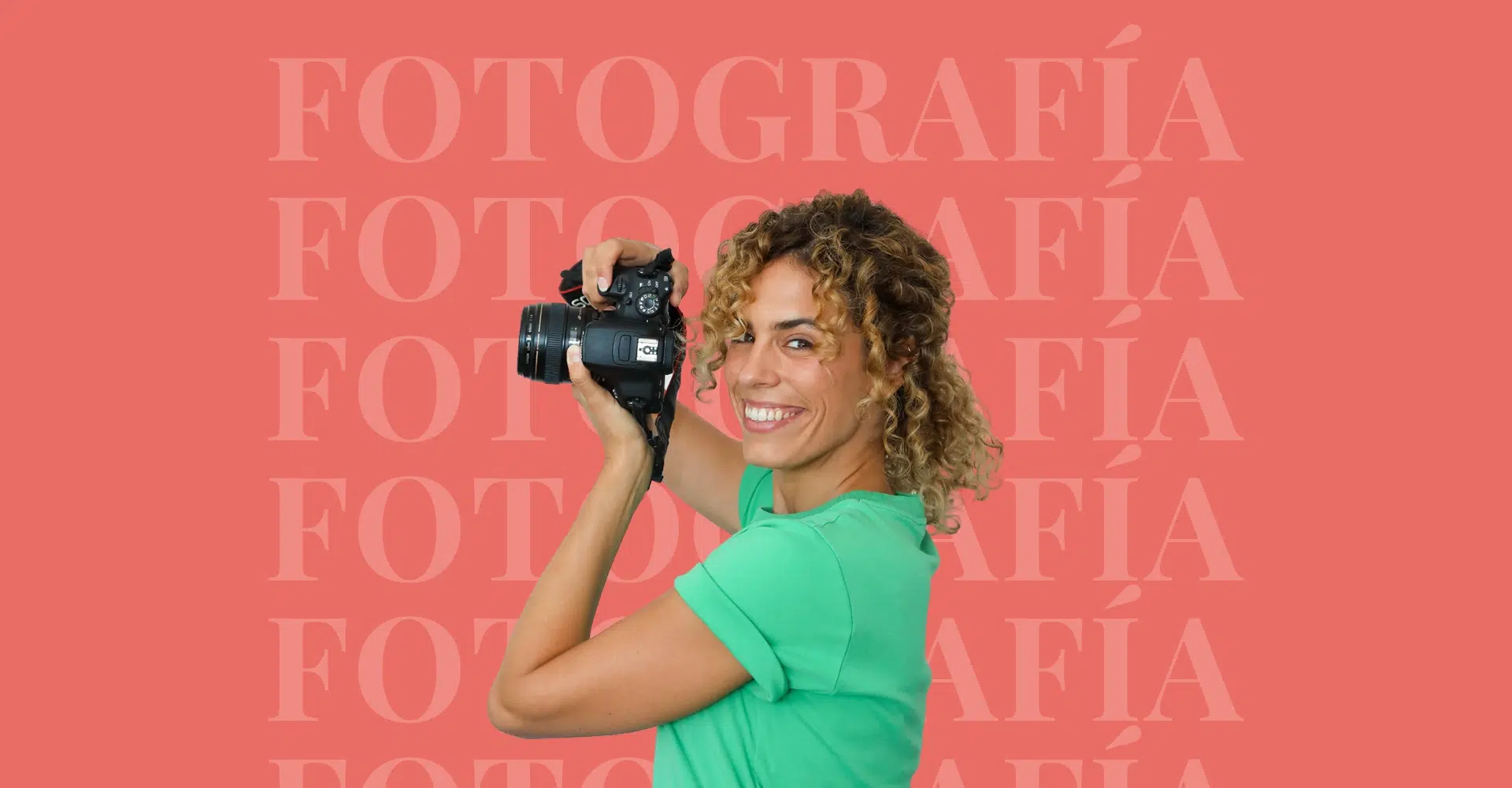 Cristina Lain Una mujer de cabello rizado con una camisa verde sostiene una cámara, sonriendo sobre un fondo coral con la palabra "FOTOGRAFÍA" repetida en letras grandes y transparentes. Branding Fotografía Mentorias