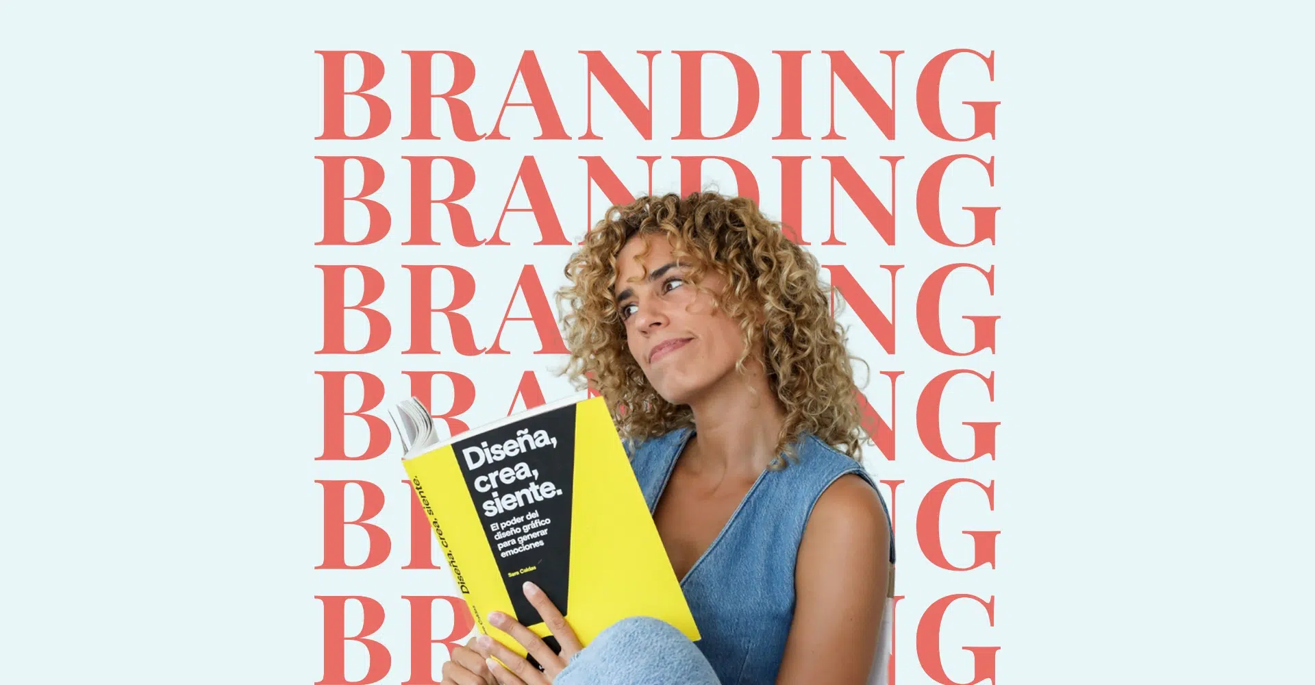 Cristina Lain Una persona de cabello rizado sostiene un libro titulado "Diseña, crea, siente" con una tapa amarilla. Mira hacia arriba y detrás de ella hay un texto rojo repetitivo que dice "BRANDING" sobre un fondo azul claro. Branding Fotografía Mentorias