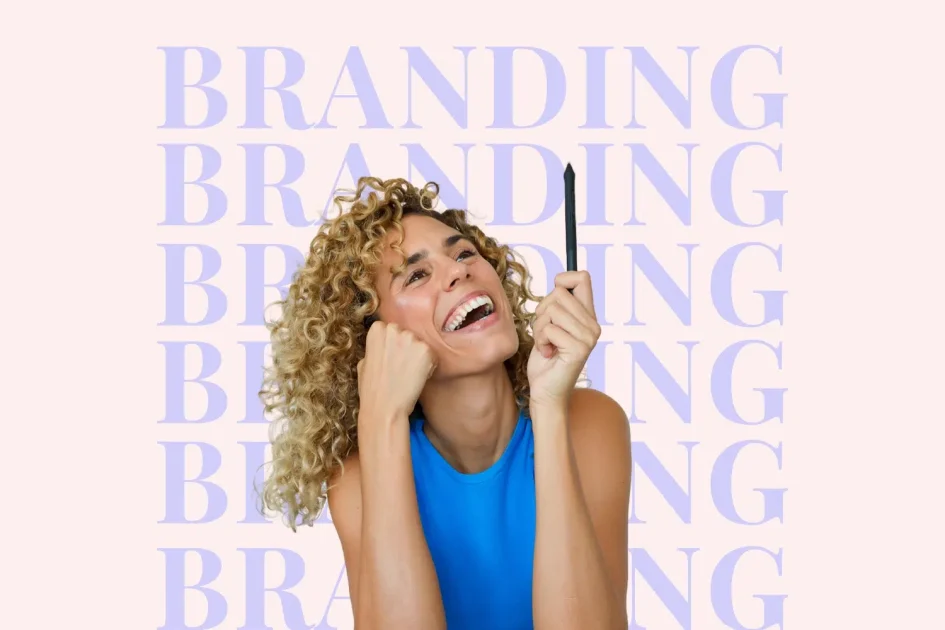 Cristina Lain Una persona de pelo rizado sonríe mientras sostiene un bolígrafo y lleva una camiseta azul. En el fondo, se repite la palabra "BRANDING" en letras grandes. Branding Fotografía Mentorias