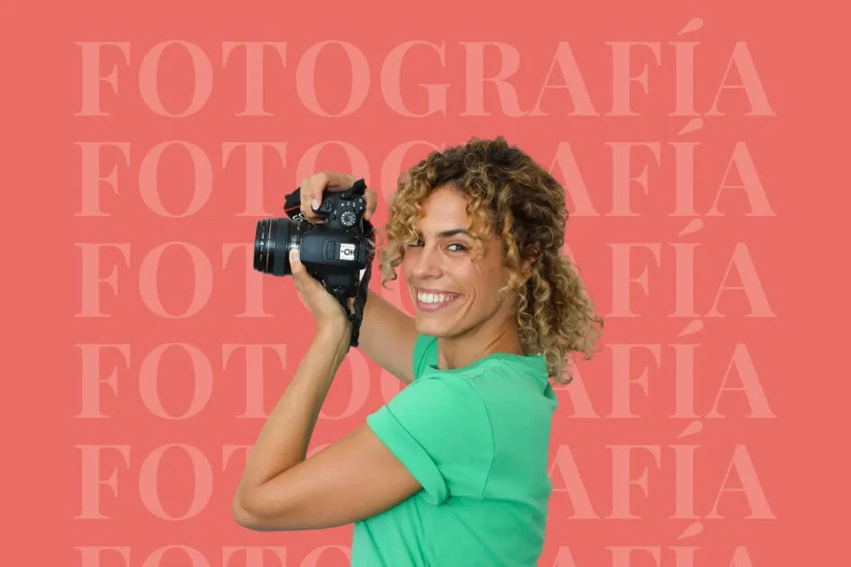 Cristina Lain Una mujer de cabello rizado con una camisa verde sostiene una cámara, sonriendo sobre un fondo coral con la palabra "FOTOGRAFÍA" repetida en letras grandes y transparentes. Branding Fotografía Mentorias