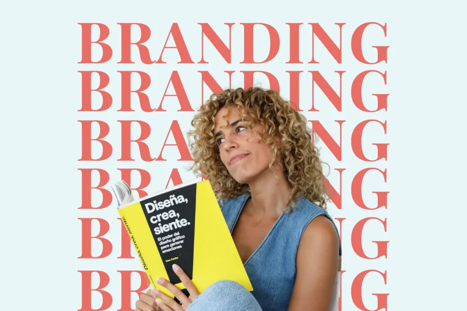 Cristina Lain Una persona de cabello rizado sostiene un libro titulado "Diseña, crea, siente" con una tapa amarilla. Mira hacia arriba y detrás de ella hay un texto rojo repetitivo que dice "BRANDING" sobre un fondo azul claro. Branding Fotografía Mentorias
